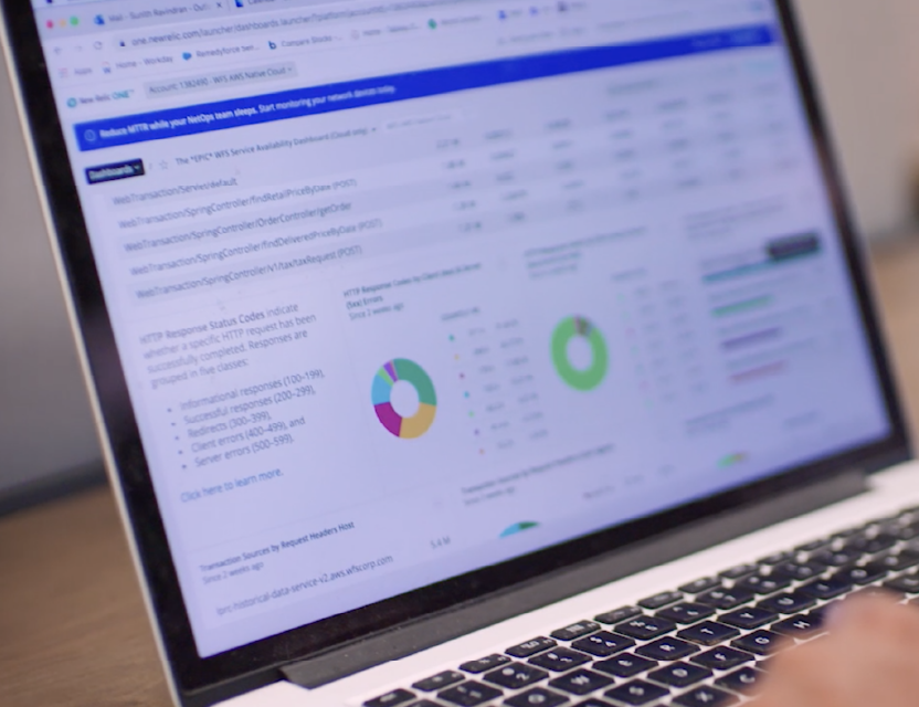 뉴렐릭 옵저버빌리티 플랫폼이 설치된 노트북.png