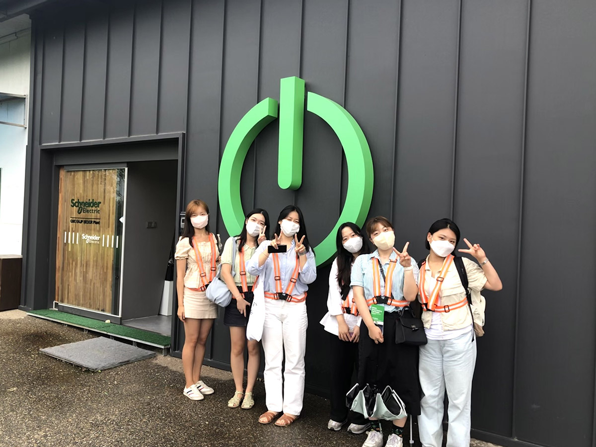슈나이더 일렉트릭 익산 스마트팩토리에 방문한 학생들.jpg