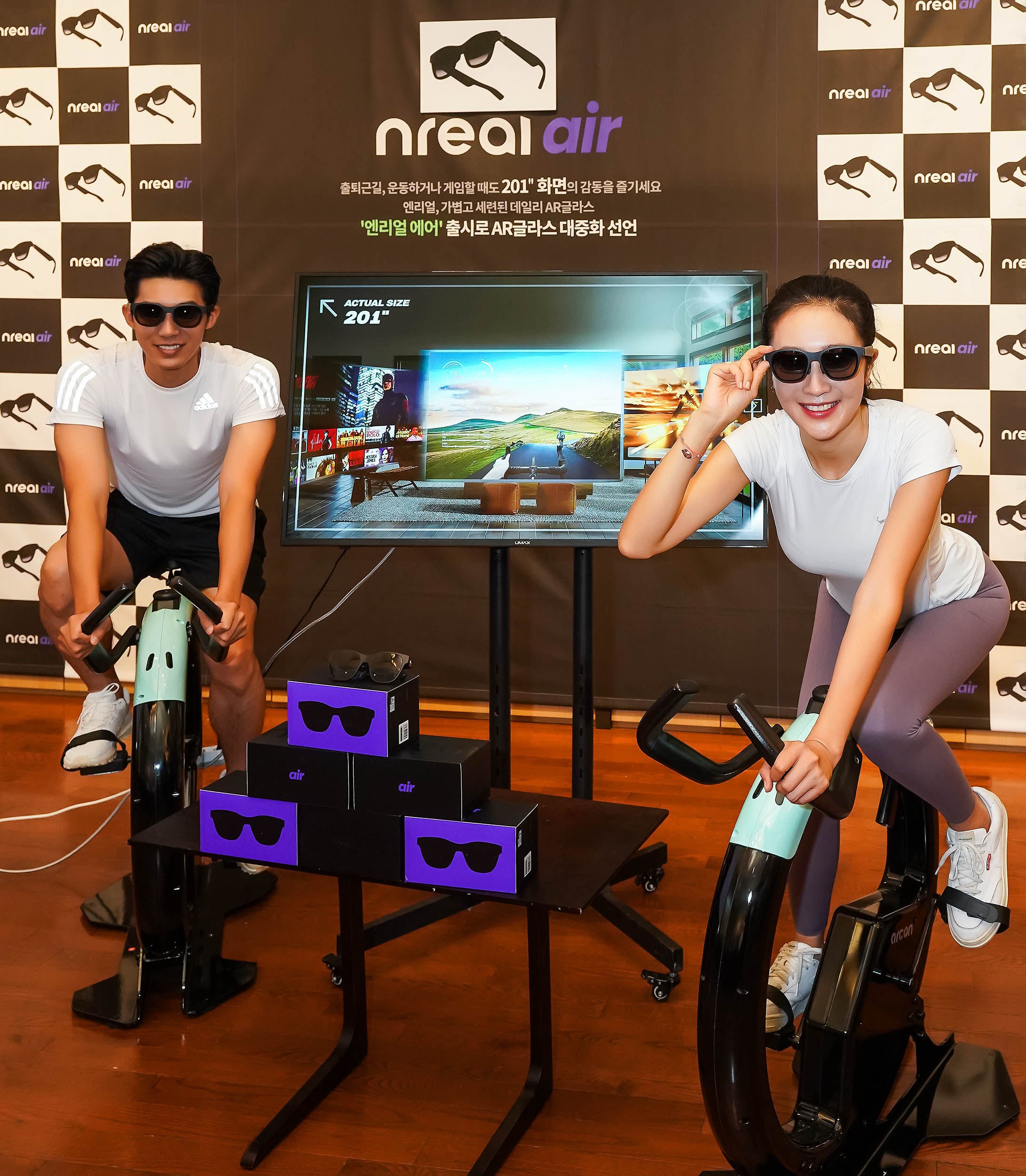 보도사진07_엔리얼 에어 출시 사진행사1.jpg