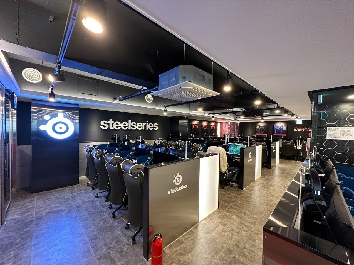 스틸시리즈 피시방 내부 인테리어.jpg