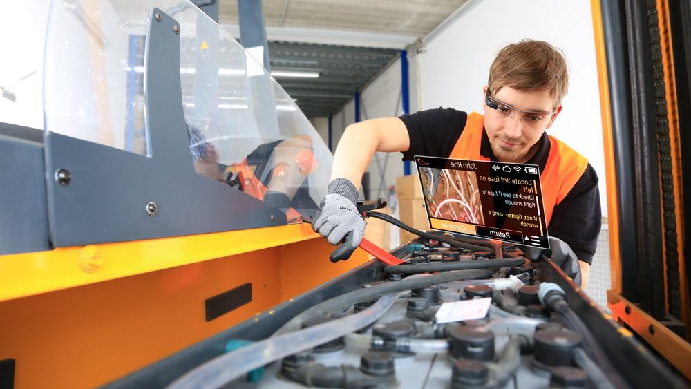 구글 글래스 엔터프라이즈 에디션 2를 착용하고 일하는 현장 작업자.jpg