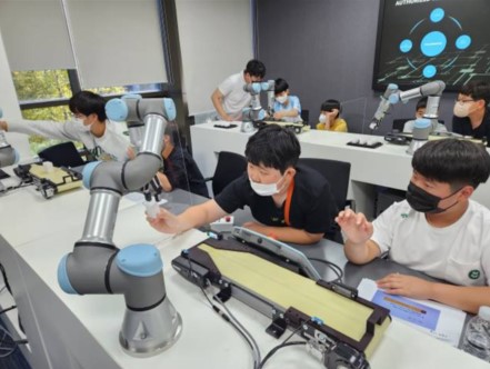 유니버설 로봇, 초등학생 대상 협동로봇 눈높이 교육 개최.jpg