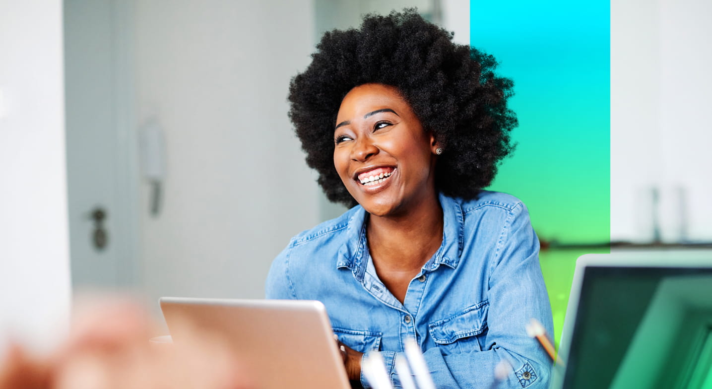 웃고 있는 여성.jpg