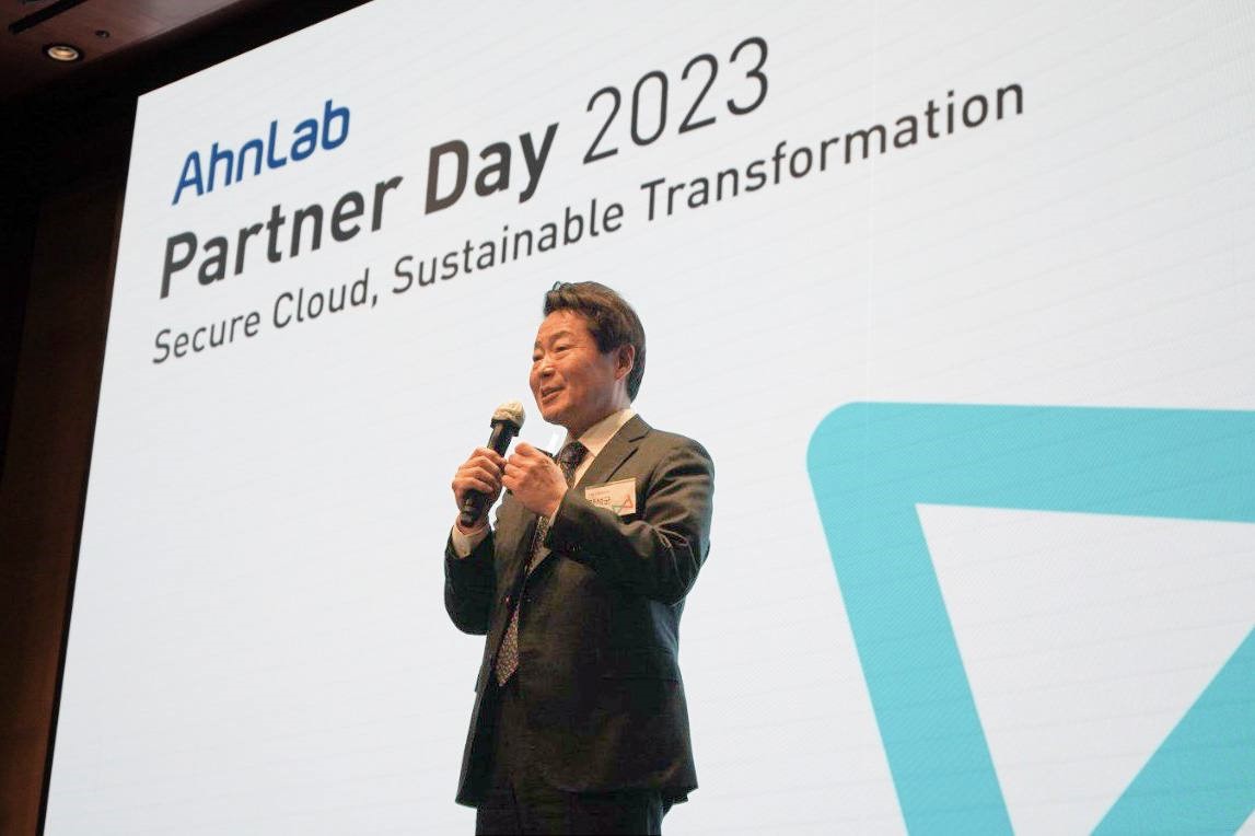 안랩_파트너데이에서 발표하는 강석균 대표.jpg