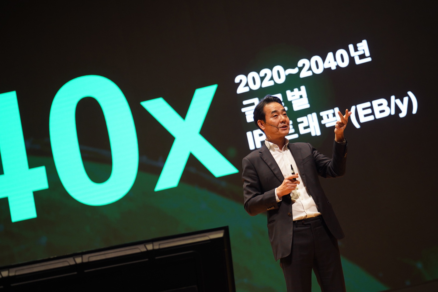 행사장에서 기조연설을 하는 슈나이더 일렉트릭 코리아 김경록 대표.jpg