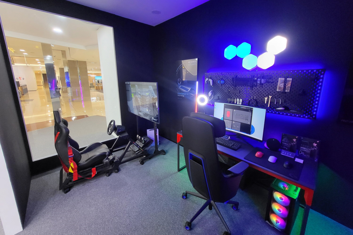 로지텍 브랜드샵 내 게이밍 룸.jpg