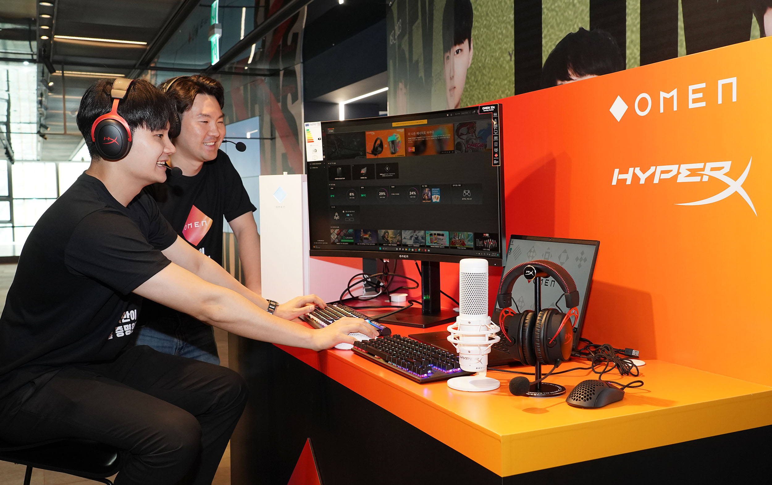 ‘HP OMEN 16 Slim’ 출시 기자 간담회에서 HP 관계자가 HP 게이밍 제품을 시연하고 있다.jpg