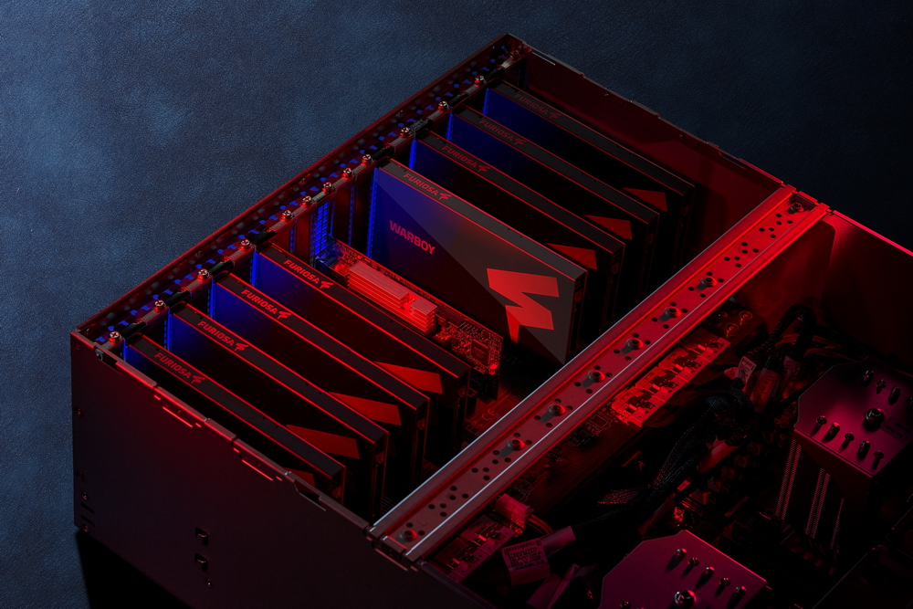 퓨리오사AI_1세대 칩 Warboy_서버 이미지.jpg