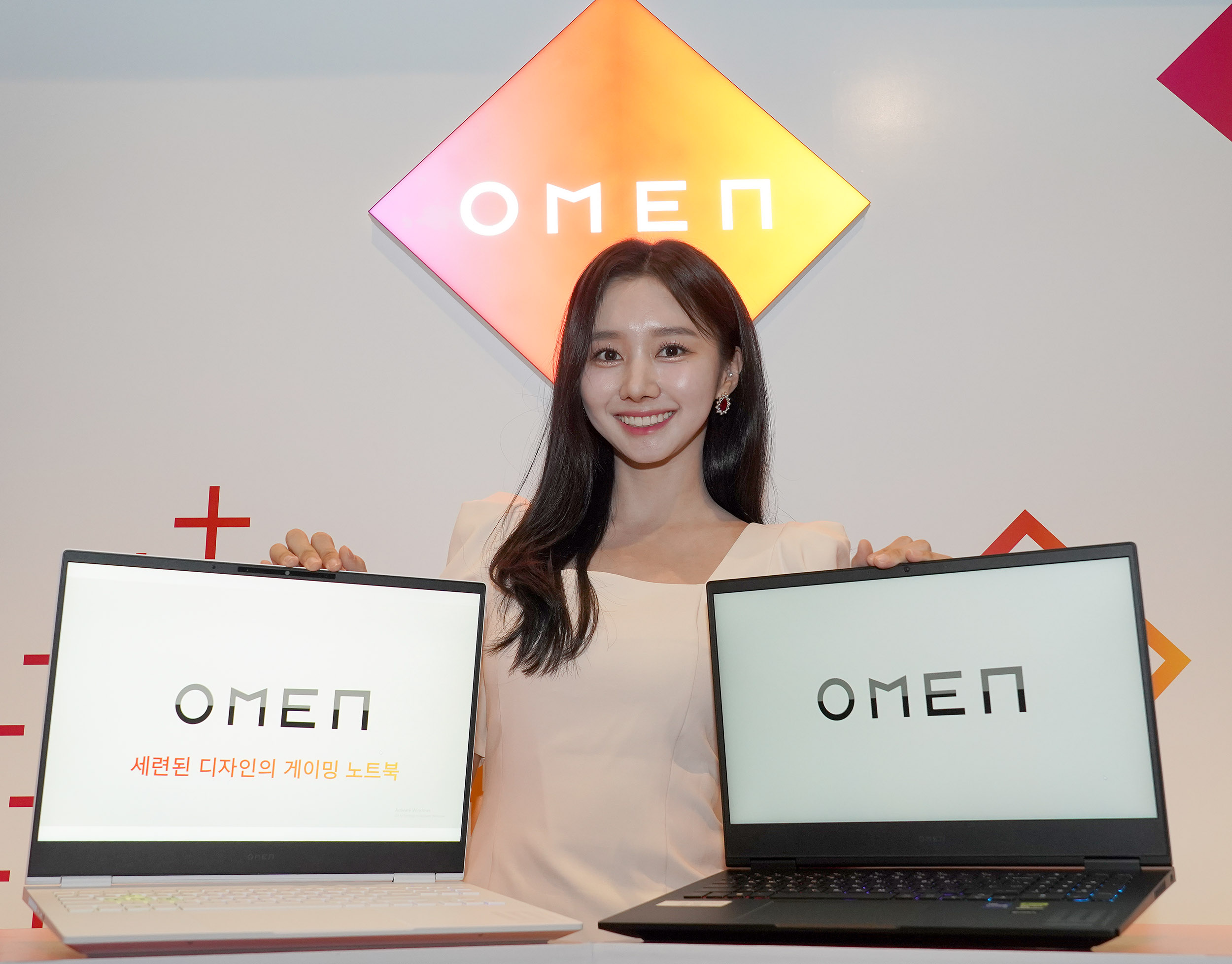 ‘HP OMEN 16 Slim’ 출시 기자 간담회 MC를 맡은 LCK 윤수빈 아나운서가 HP 게이밍 PC 제품을 소개하고 있다.jpg