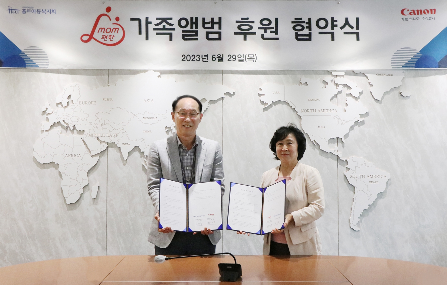 캐논코리아 박정우 대표이사(좌) 홀트아동복지회 신미숙 회장(우).JPG