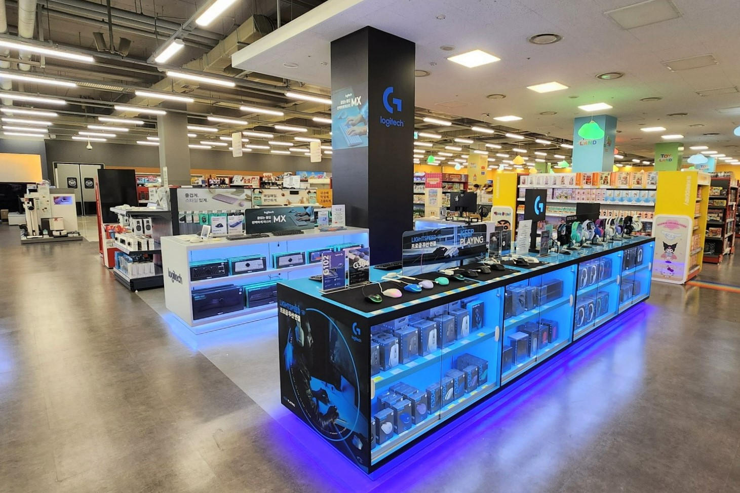 홈플러스 센텀시티점에 오픈한 로지텍 브랜드 스토어 전경.jpg
