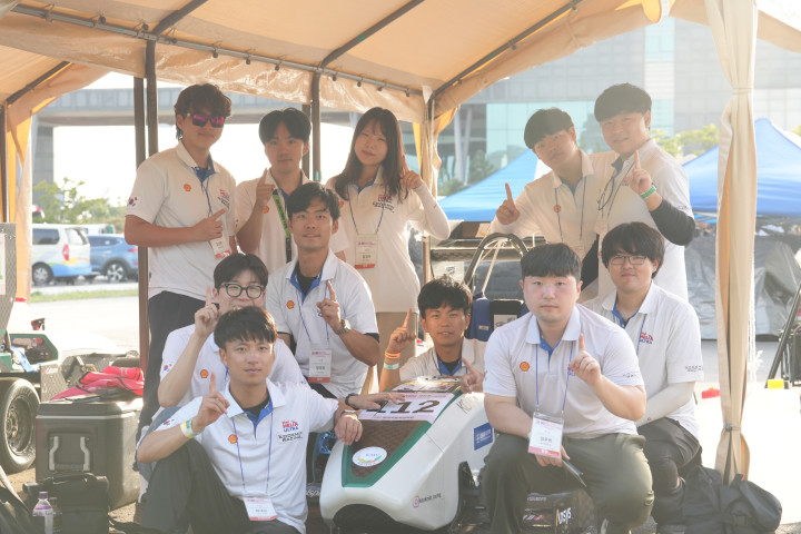 1000헥사곤 매뉴팩처링 인텔리전스가 후원하여 2023 KSAE 대학생 자작자동차대회 Formula 부분에서 1등 최우수상(산업부장관상)을 수상한 국민대학교 KOOKMIN RACING KF-23팀.jpg