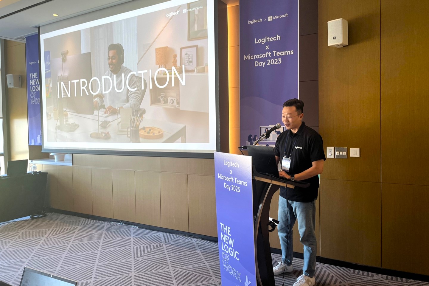 ‘로지텍 X 마이크로소프트 팀즈 데이 2023’에서 발표 중인 로지텍 솔루션 엔지니어 김형준 부장.jpg