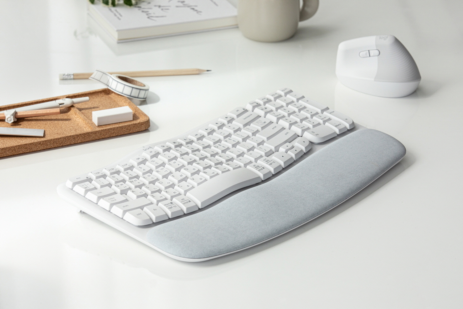 로지텍의 신규 인체공학 웨이브 무선 키보드 ‘Wave Keys’.jpg