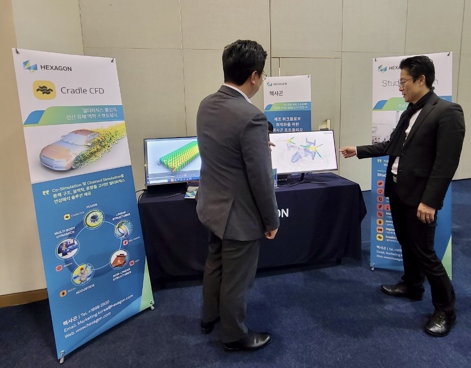 11월 29일 – 12월 1일, 제주 ICC에서 열린 2023 한국유체기계학회 동계학술대회장에 참여한 헥사곤 관계자들이 자사 전산 유체 역학 솔루션 ‘크래들 CFD’을 참관객에게 소개하고 있다.png.jpg