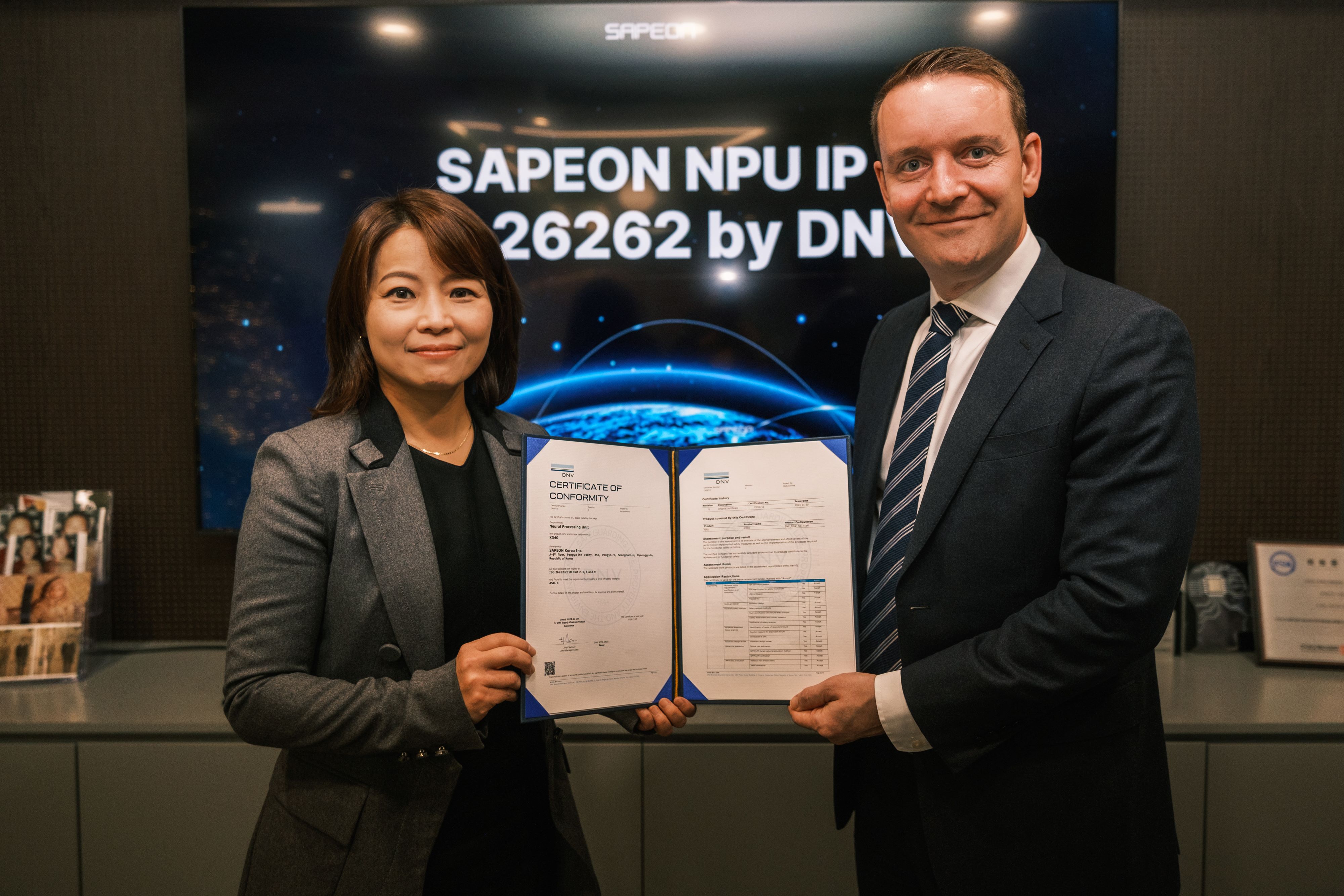 사피온_DNV로부터 ISO26262 인증(왼쪽 사피온 류수정대표, 오른쪽 DNV 오토 휴즈(Otto Hughes).jpg