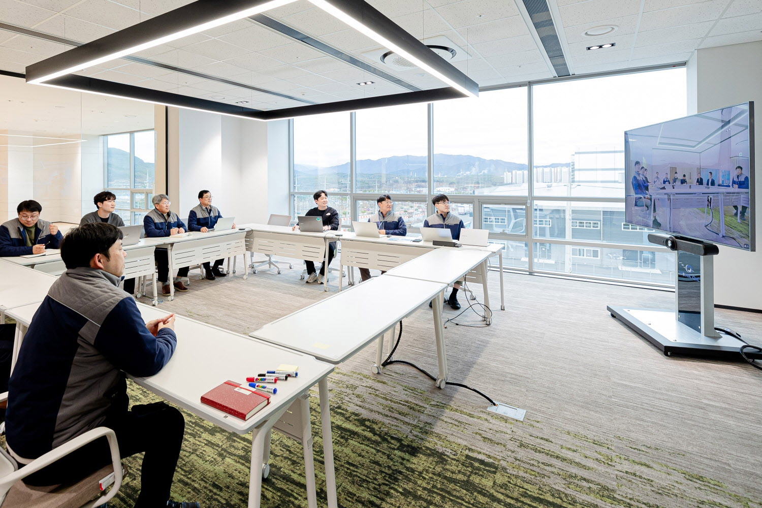 로지텍의 화상회의 솔루션을 사용해 미팅을 진행하고 있는 원익큐엔씨 임직원.jpg
