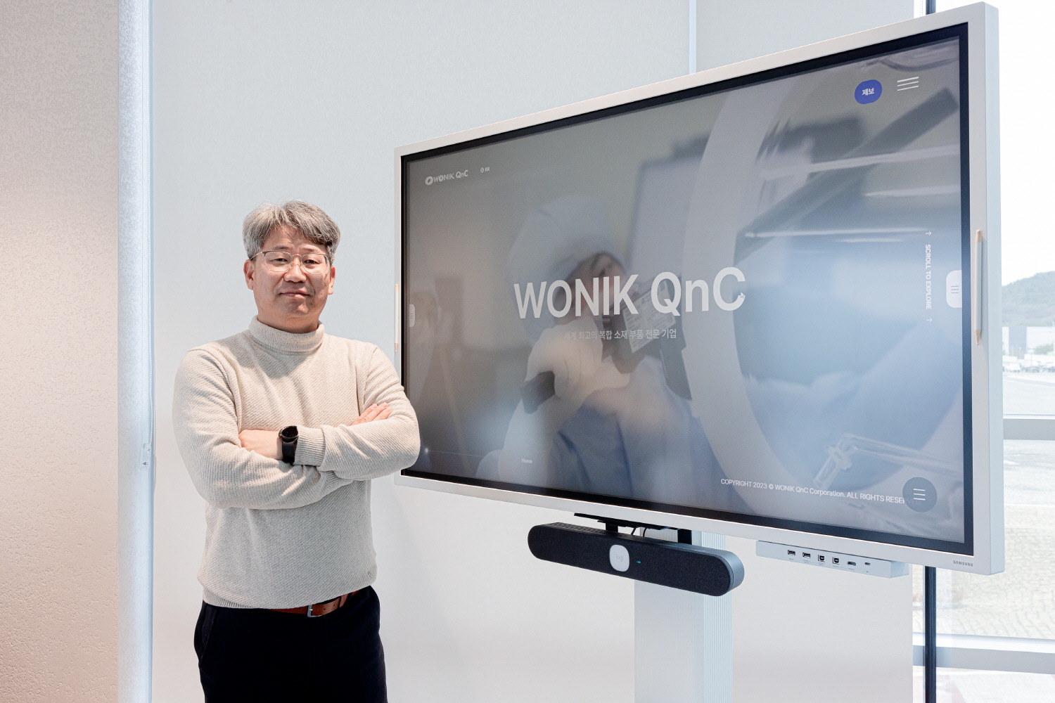 로지텍의 화상회의 솔루션과 함께 인터뷰하고 있는 원익큐엔씨 황의진 본부장.jpg