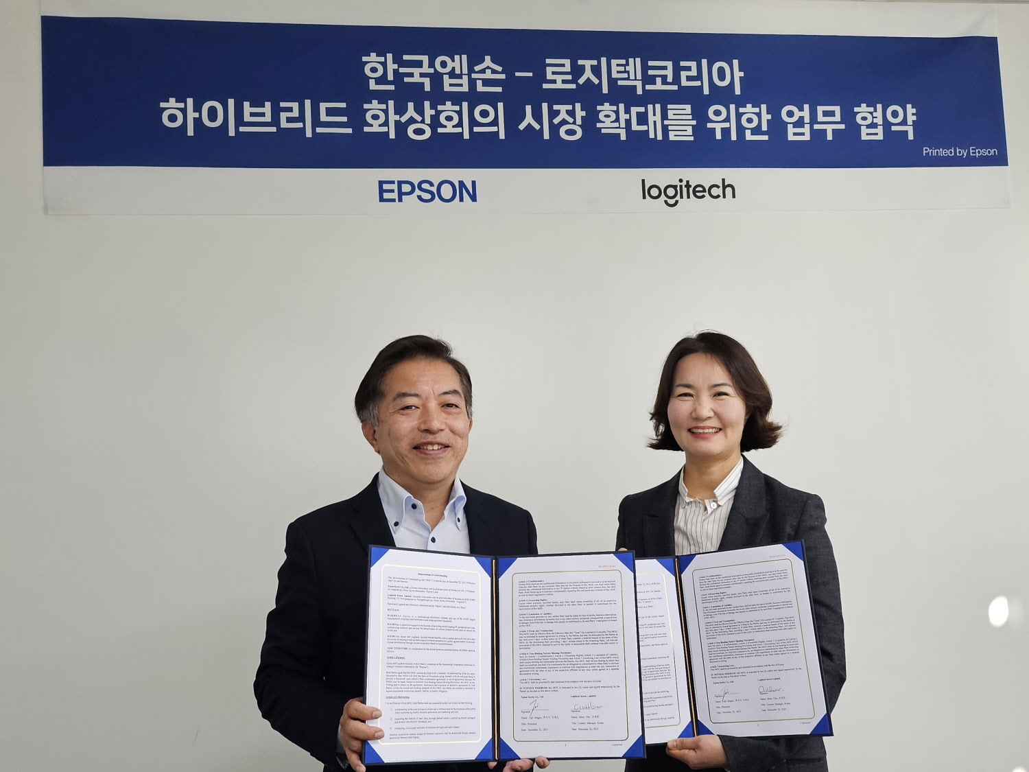 한국엡손 후지이 시게오 대표(왼쪽)과 로지텍 코리아 조정훈 지사장(오른쪽)이 ‘국내 화상회의 장비 및 솔루션 시장 확대를 위한 업무협약(MOU)’ 체결 기념 사진 촬영을 하고 있다.jpg