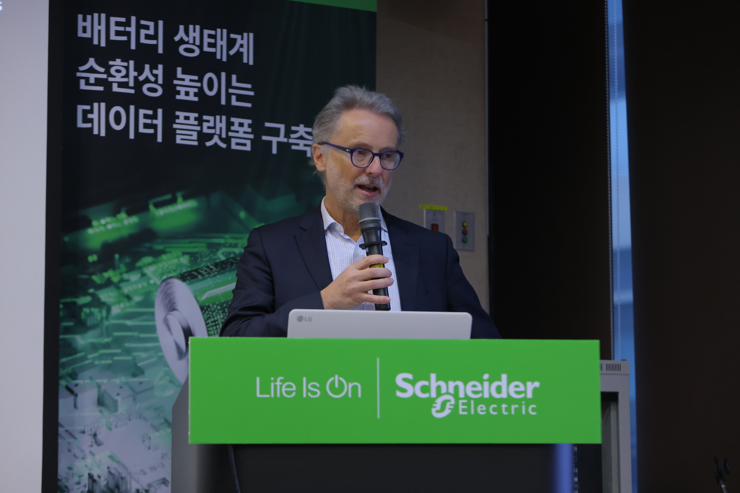 발표를 진행하고 있는 슈나이더 일렉트릭 EV배터리 사업부 리더 프랑수아 베르킨트(François VERKINDT).JPG