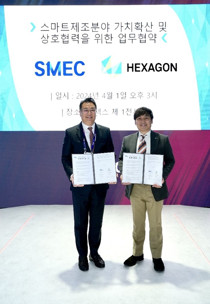 성브라이언 헥사곤 매뉴팩처링 인텔리전스 코리아 사장(오른쪽)과 최영섭 스맥 대표이사(왼쪽)이 ‘SIMTOS 2024’의 스맥 부스에서 스.jpg