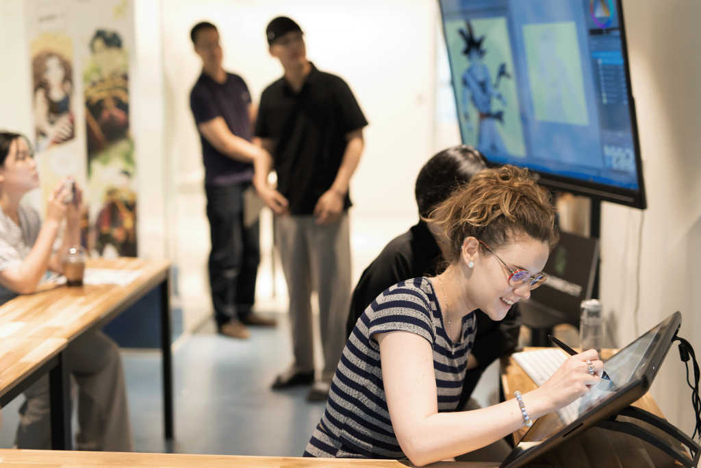 1000마리옹 피샤르디(Marion Pichardie) 프랑스 기자가 라이언로켓의 젠버스를 체험하고 있다. 라이언로켓 제공.png