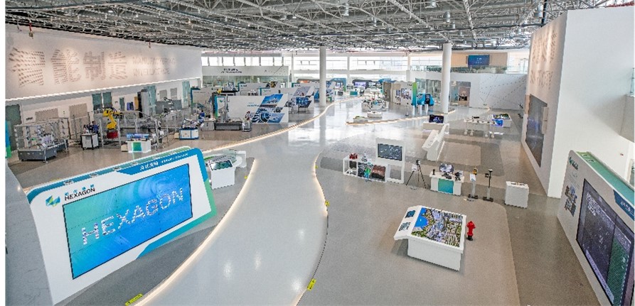 중국 칭다오에 위치한 헥사곤 익스프리언스 센터 내부 전경.jpg