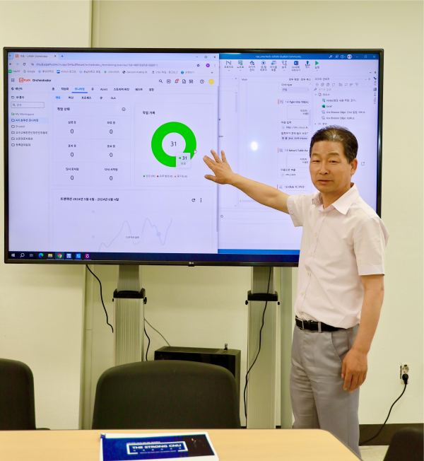 충남대학교 송석주 정보화지원실장이 충남대학교 학사 행정 업무 자동화 구축상황을 설명하는 모숩.png