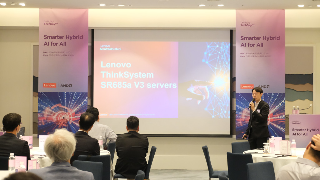 1000김평욱 레노버 글로벌 테크놀로지 코리아 상무가 ‘씽크시스템 SR685a V3’을 소개하고 있다.jpg