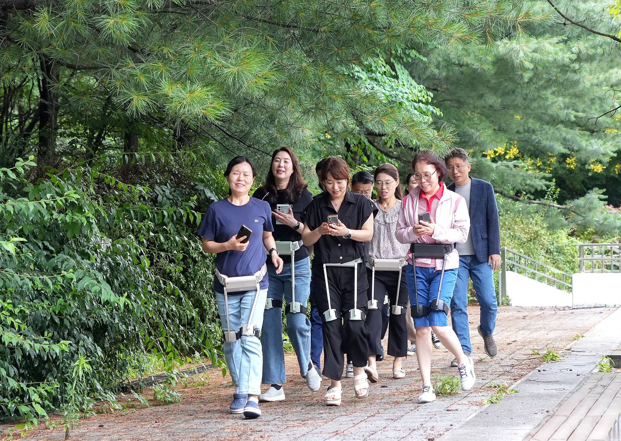 천안시청에서 열린 천안시 시니어 운동 지원 관계자 웨어러블 로봇 체험 세미나 개최에서 참가자들이 웨어러블 로봇 윔을 사용하고 있다.jpg
