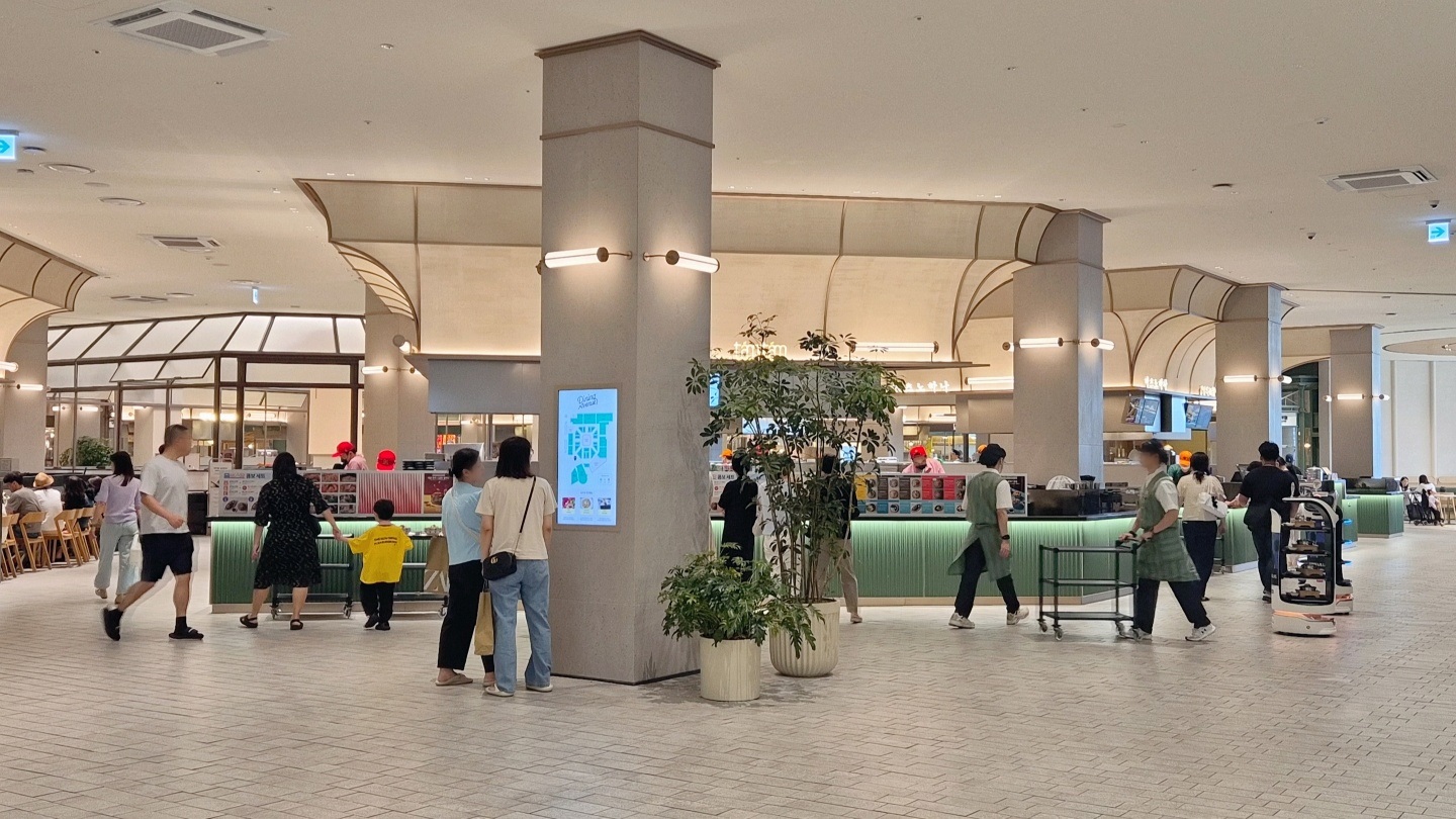 캐논코리아의 ‘혼잡도 안내 솔루션’을 적용한 롯데타임빌라스 수원 식당가.jpg