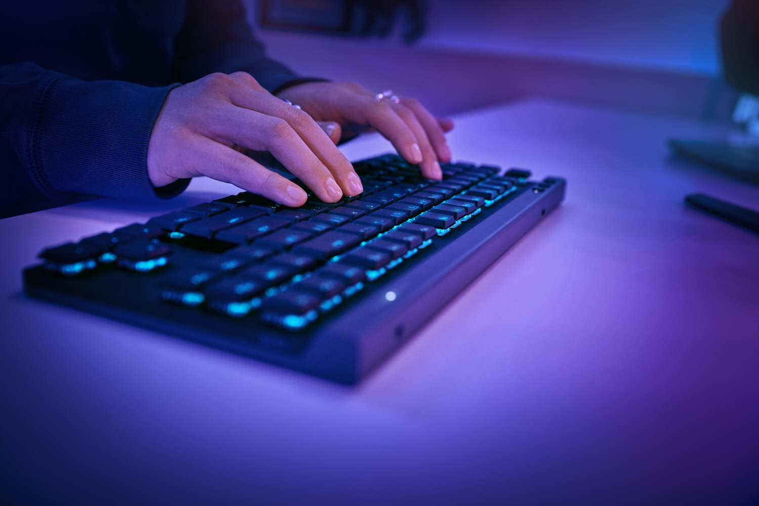 로지텍 G515 LIGHTSPEED TKL 무선 게이밍 키보드.jpg