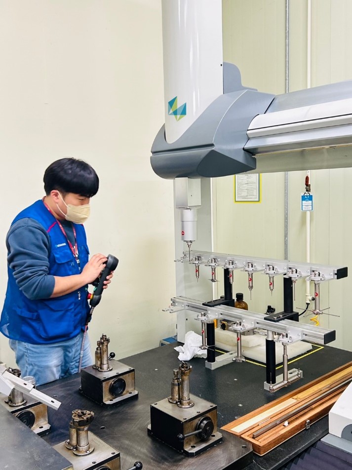 헥사곤 매뉴팩처링 인텔리전스 코리아 측정장비 및 소프트웨어 사업부 sCMM(고정식측정장비) 서비스팀이 3차원 측정기를 점검중이다.jpg