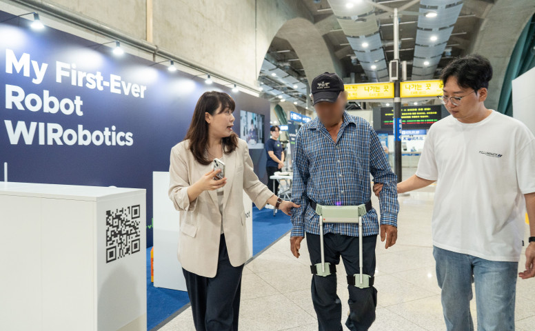 1000위로보틱스가 천안아산KTX역에서 웨어러블 로봇 팝업부스를 설치했다. 김지영 마케팅팀 팀장이 웨어러블 로봇 사용법에 대해 설명하고 있다 (2).jpg