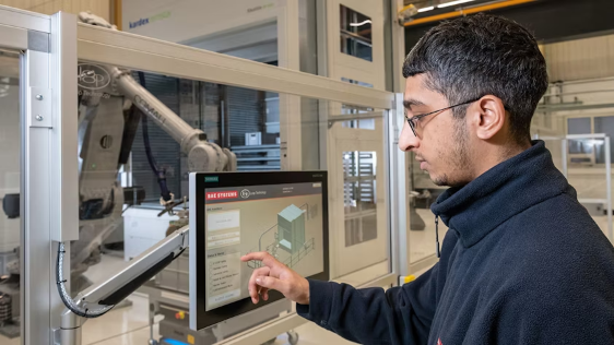 작업자는 공장 내 자동화된 물류 저장소에서 디지털 정보를 불러와 실시간 공장 데이터를 확인한다.png