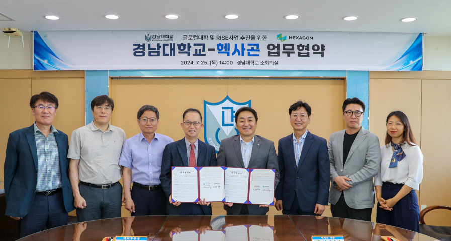 1000헥사곤 매뉴팩처링 인텔리전스와 경남대학교 관계자들이 경남대학교에서 ‘글로컬대학30 및 RISE 사업 추진 협력’ MOU 체결 후 기념 촬영을 하고 있다.jpg