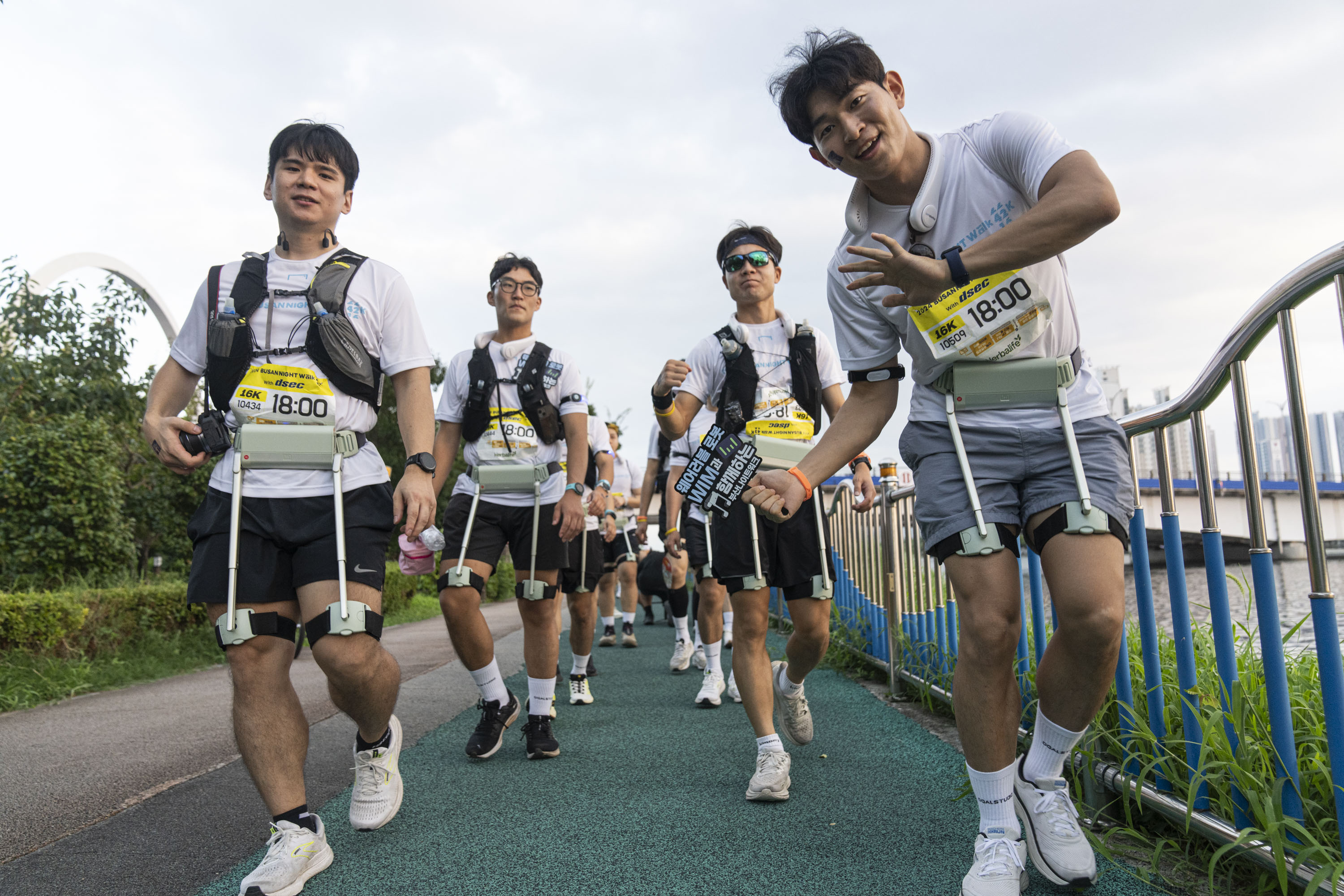 이미지_부산의 런닝크루가 웨어러블 로봇 윔을 착용하고 2024 부산나이트워크42K를 완주했다 (2).jpg