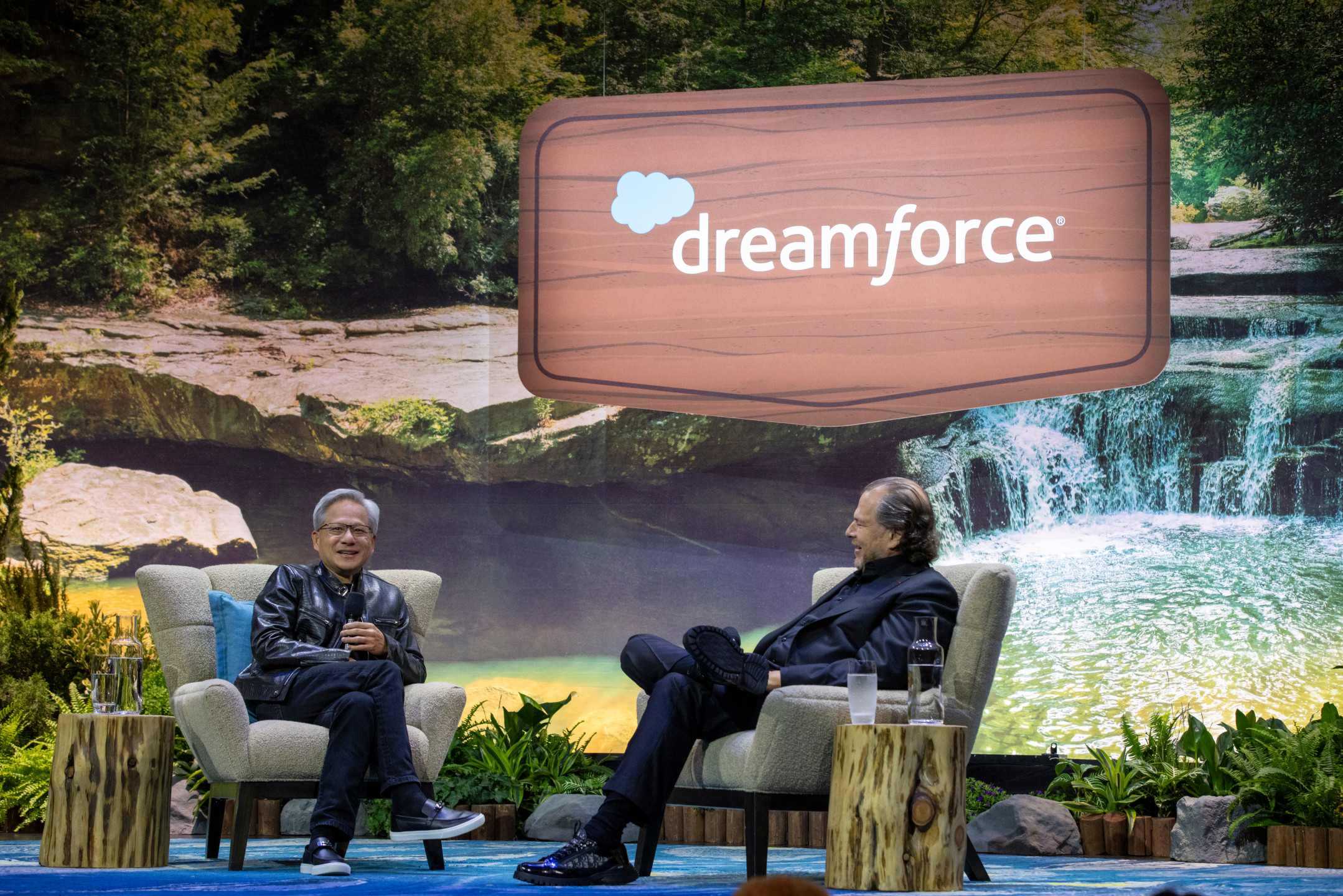 2K젠슨황 엔비디아 CEO, 마크 베니오프 CEO 기조연설.jpg