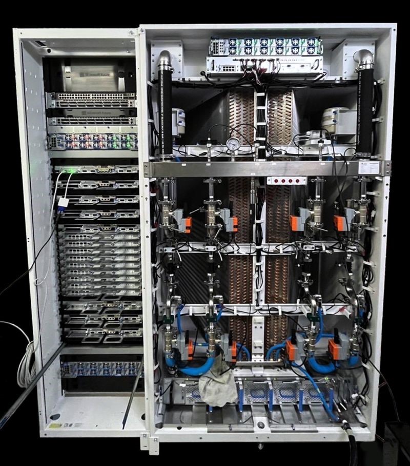 마이크로소프트 애저가 공식 X계정에서 엔비디아 GB200을 탑재한 서버를 공개했다.jpg