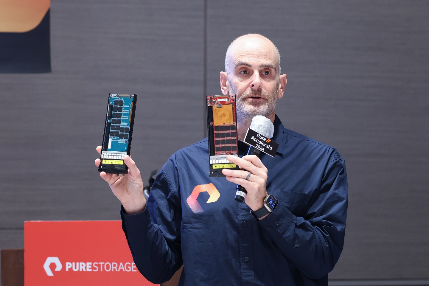 퓨어액셀러레이트 2024 서울 기자간담회_발표 중인 퓨어스토리지 숀 로즈마린(Shawn Rosemarin) R&D 및 고객 엔지니어링 부문 부사장.jpg