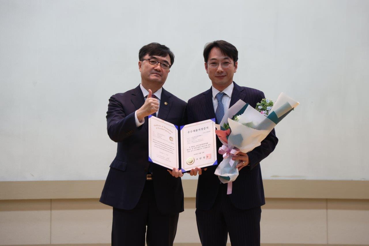 더조인_우수조달물품 지정 증서 수여식_(왼쪽 임기근 조달청장, 오른쪽 더조인 이명호 대표).jpg