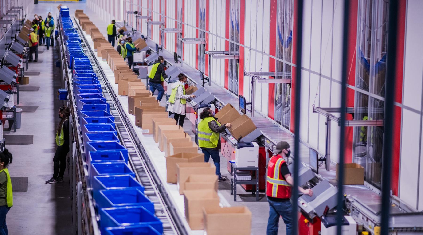 인디애나폴리스(Indianapolis) 유통센터에 설치된 오토스토어 시스템.jpeg