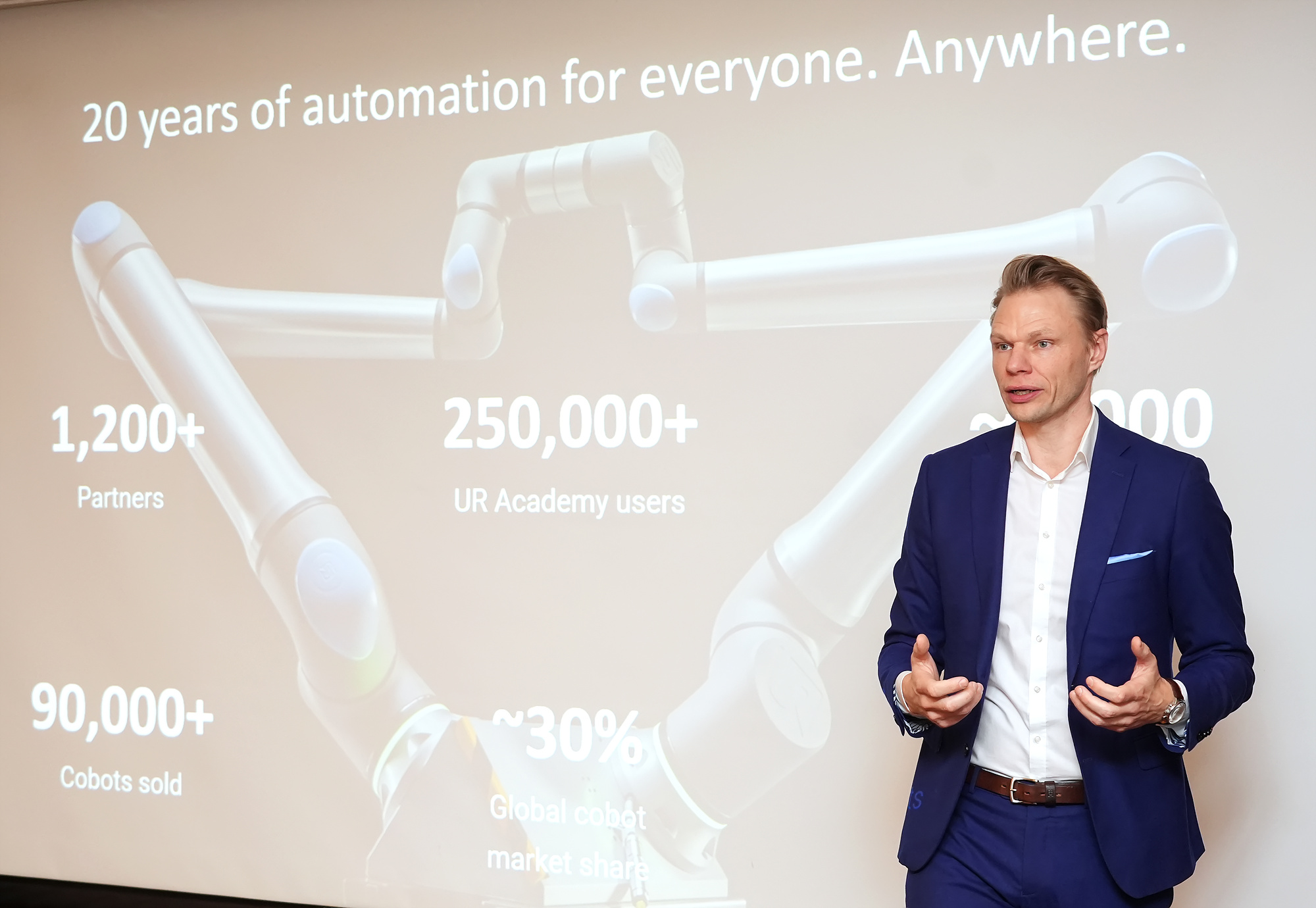 241129_유니버설 로봇_유니버설 로봇의 킴 포블슨 CEO가 2024 기자간담회에서 발표하고 있다. 사진= 유니버설 로봇 제공 (2).jpg