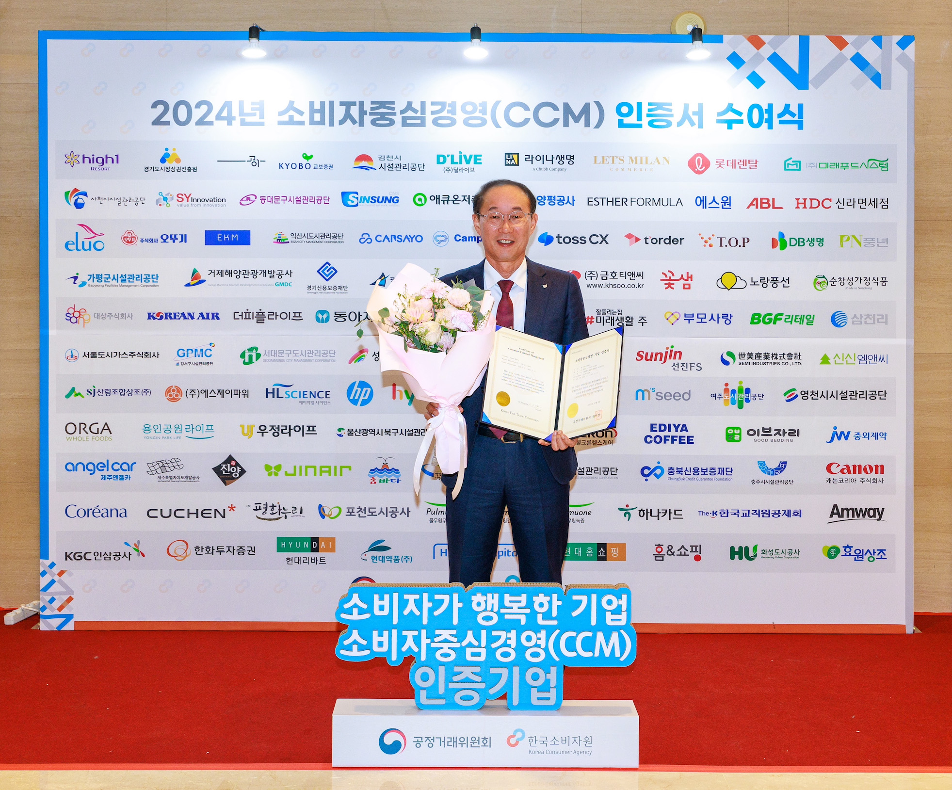 소비자중심경영(CCM) 인증서를 들고있는 캐논코리아 박정우 대표이사.jpg