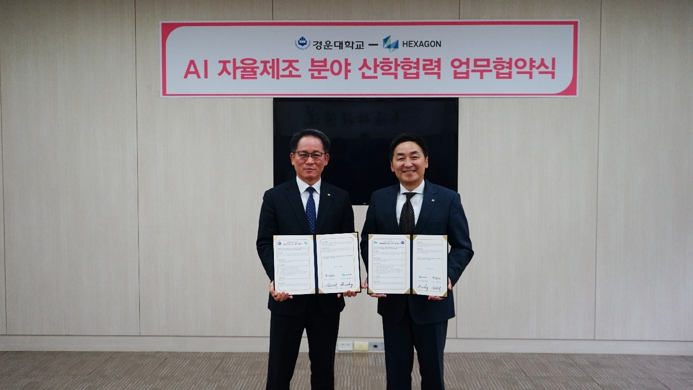 헥사곤 매뉴팩처링 인텔리전스와 경운대학교의 AI 자율제조 분야 산학협력을 위한 MOU 체결식에서 성 브라이언 헥사곤 매뉴팩처링 인텔리전스 코리아 사장과 김동제 경운대학교 총장이 대표로 MOU에 서명했다.jpg
