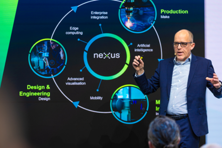 스티븐 그레이엄 헥사곤 매뉴팩처링 인텔리전스 부사장 겸 넥서스 총괄이 하노버 메세 전시장에서 넥서스의 성과와 주요 포트폴리오에 대해 설명하고 있다.png