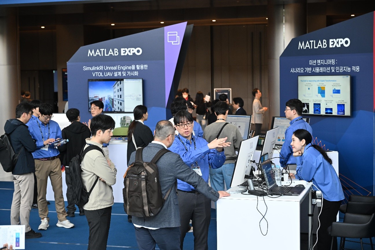 [이미지] ‘매트랩 엑스포 2025 코리아’ 행사장에 마련된 데모부스에서는 다양한 산업 분야에 적용된 매스웍스 솔루이 시연됐다.jpg