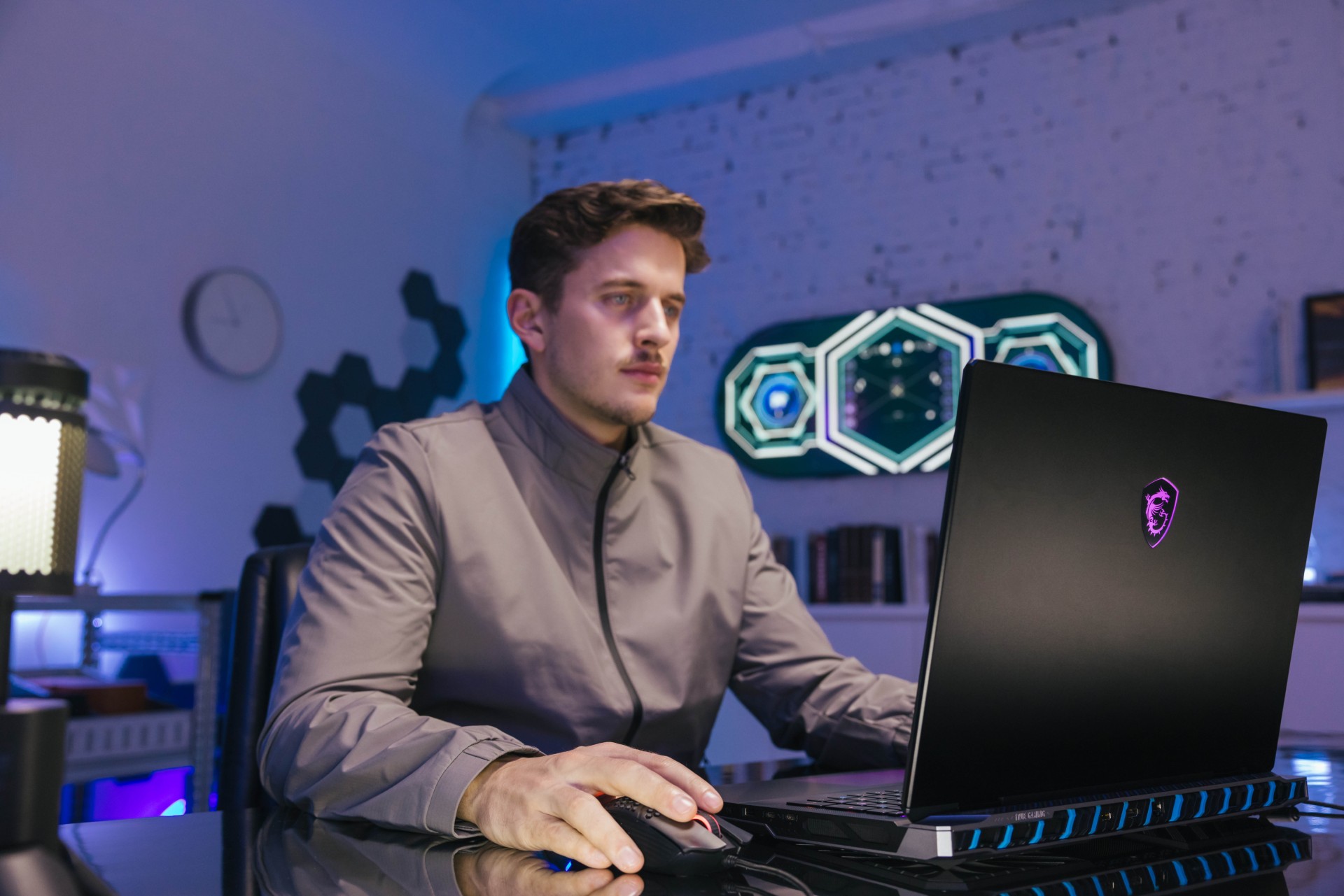 타이탄 18 HX AI A2XWJG-U9 UHD+ Mini LED WIN11.jpg