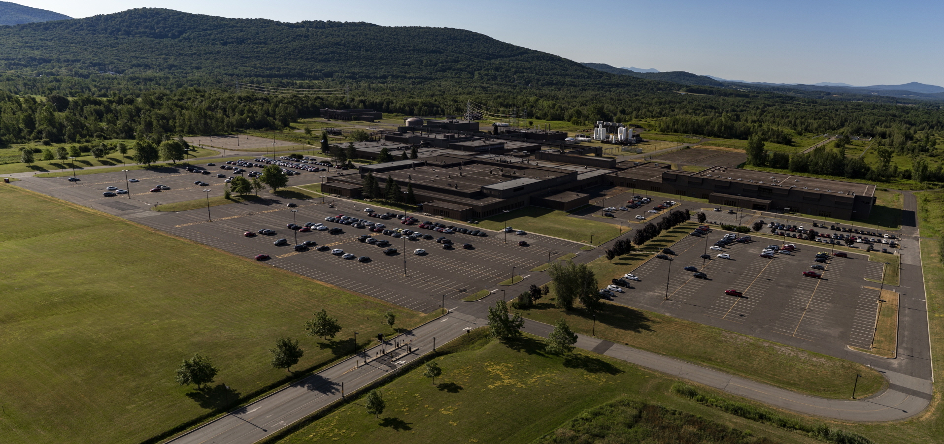 데카, IBM과 팬아웃 인터포저(MFIT) 제조 계약 체결 발표.jpg