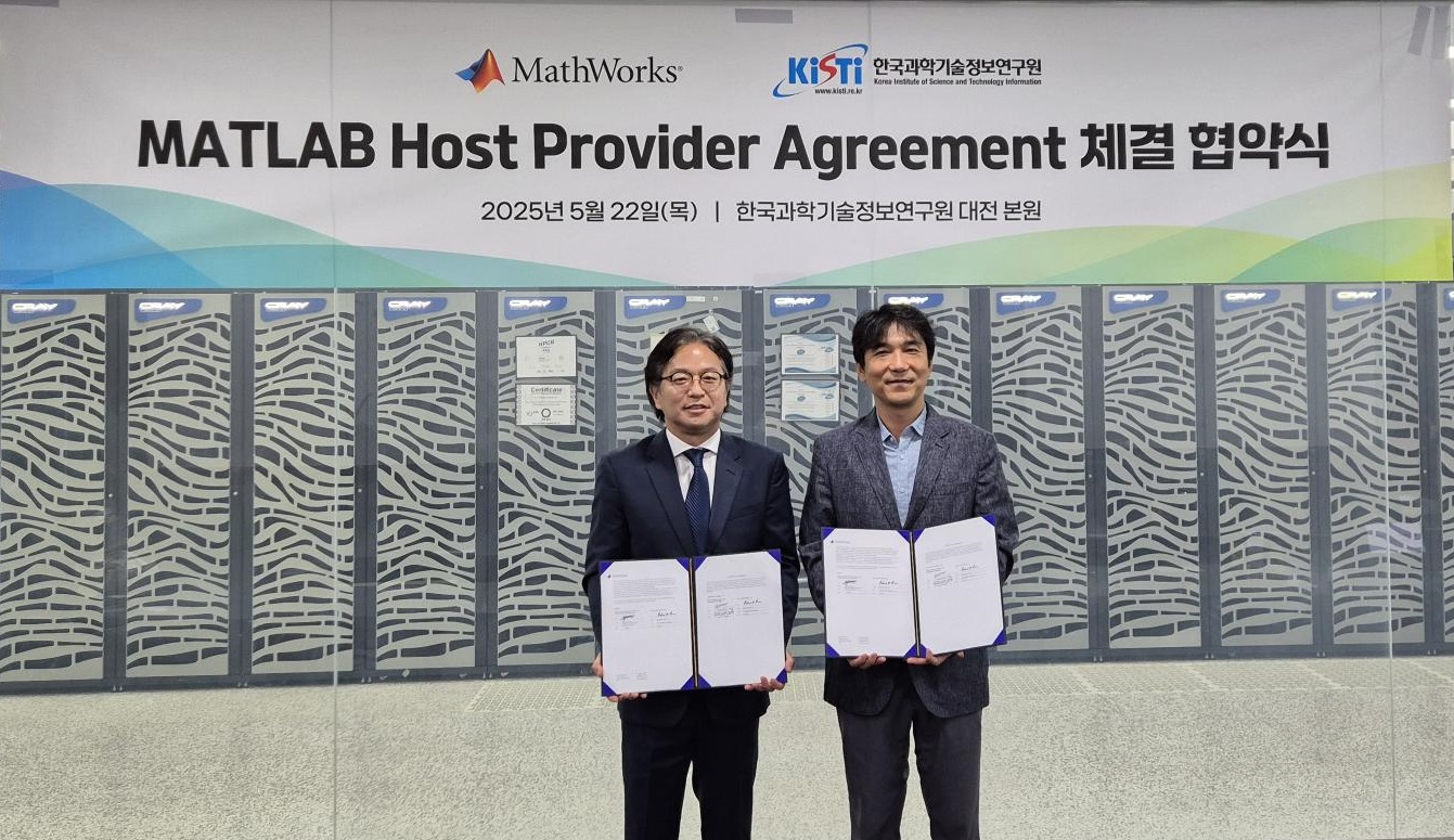 매스웍스의 김광식 상무와 한국과학기술정보연구원의 박찬열 본부장이 매트랩 병렬 서버 호스팅 서비스 제공을 위한 협약을 체결했다.jpg